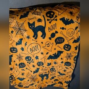 Boutique Halloween Themed Orange and Black Throw Blanket (EUC)